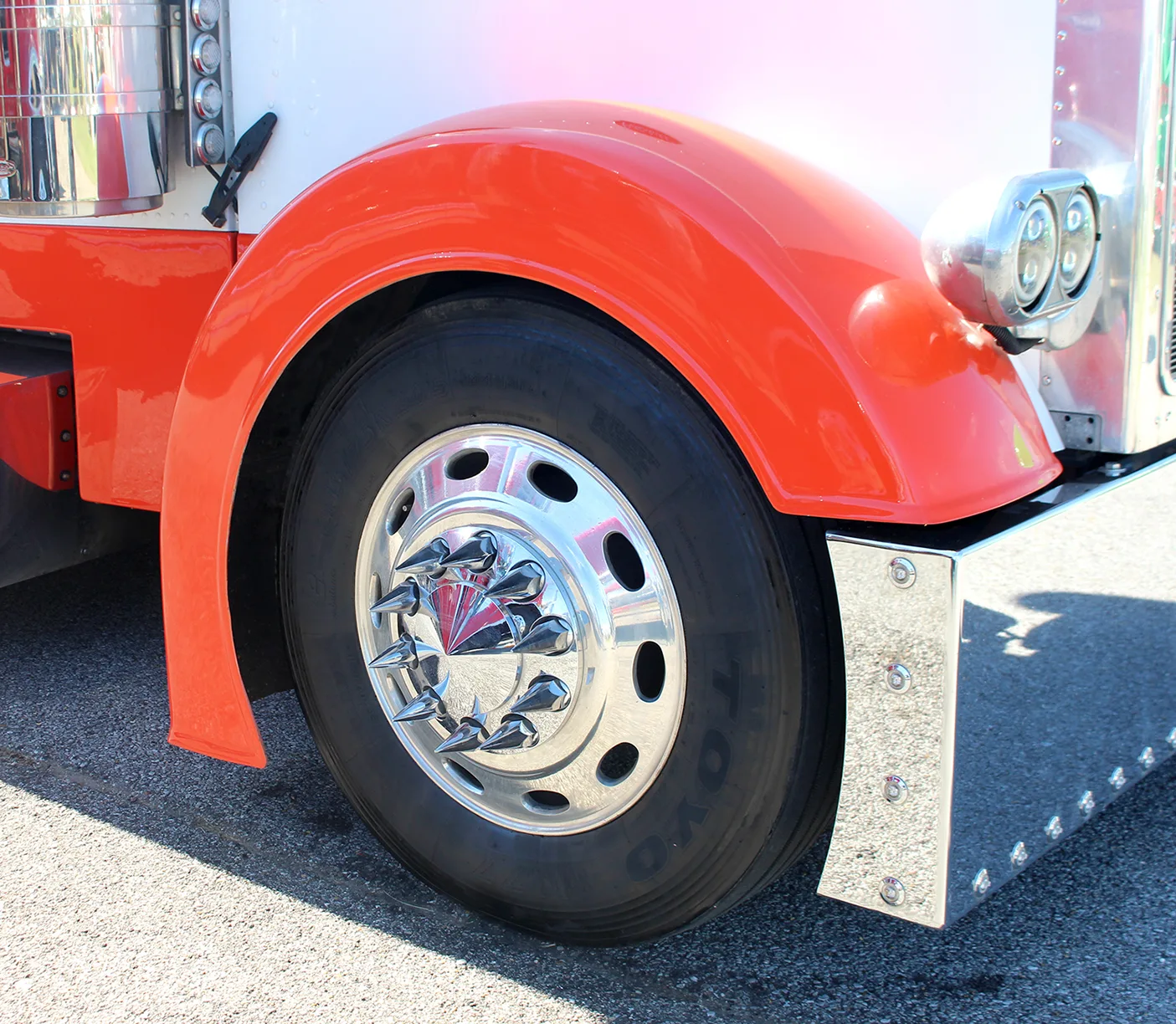 thumbnail image 2 of Evan-Fischer Front Passenger Side Fender For Peterbilt 357 (1990-2007) – Primed Aluminum, Direct Fit 2 of 5